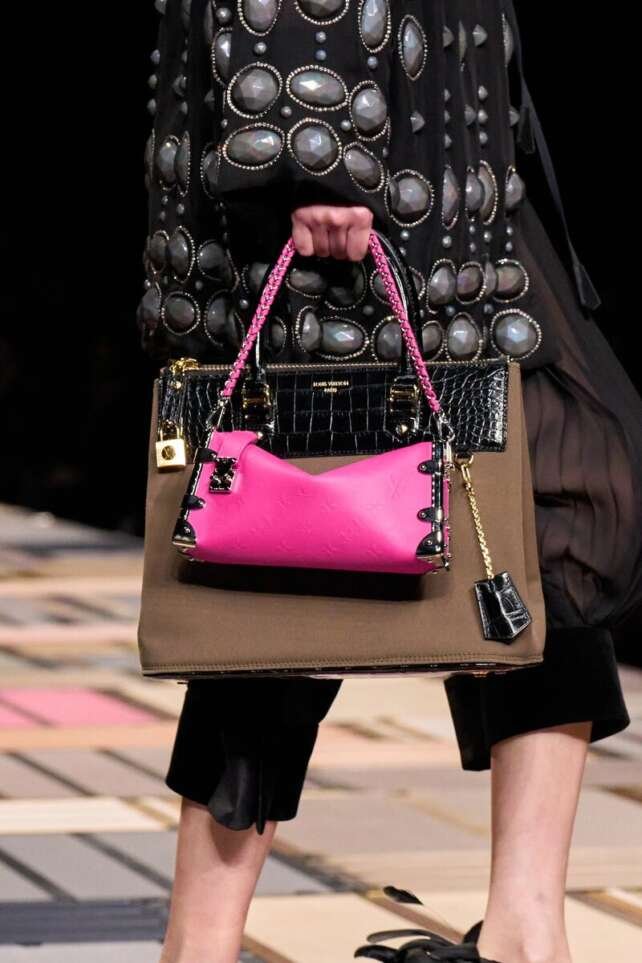 Versace Spring 2025 Collection – A Look Back at the 90s Through the Prism of Modern Technology