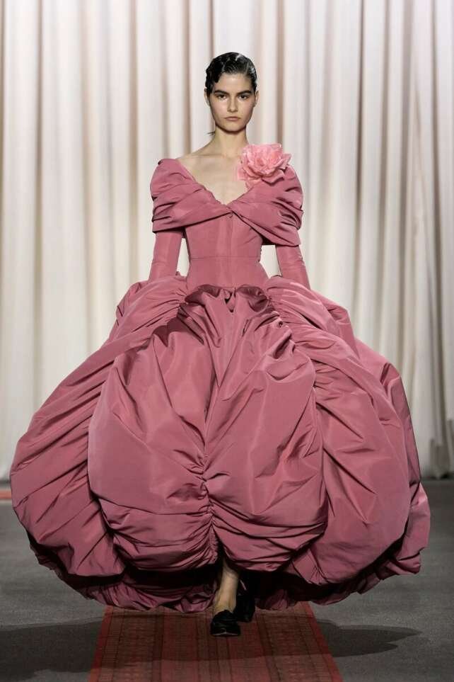 Elie Saab Fall-Winter 2025/2026 Collection – An Invitation to the Alpine Slopes Elie Saab Fall-Winter 2025/2026 Collection – An Invitation to the Alpine Slopes
